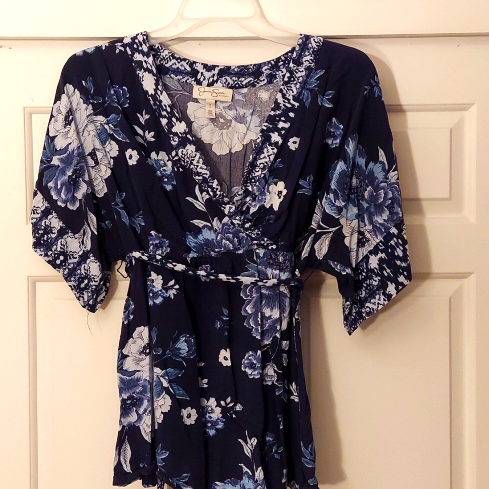 Maternity shirt with tie